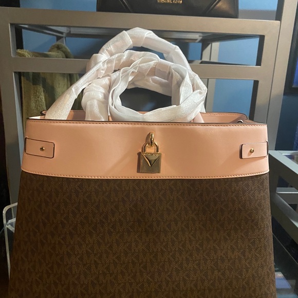 Michael kors purses - Picture 7 of 9